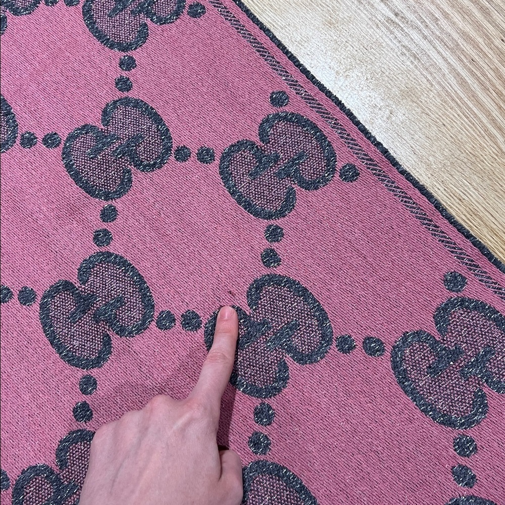 Gently used GUCCI lady nest GG jacquard wool blend scarf pink and grey sparkly - Picture 11 of 12